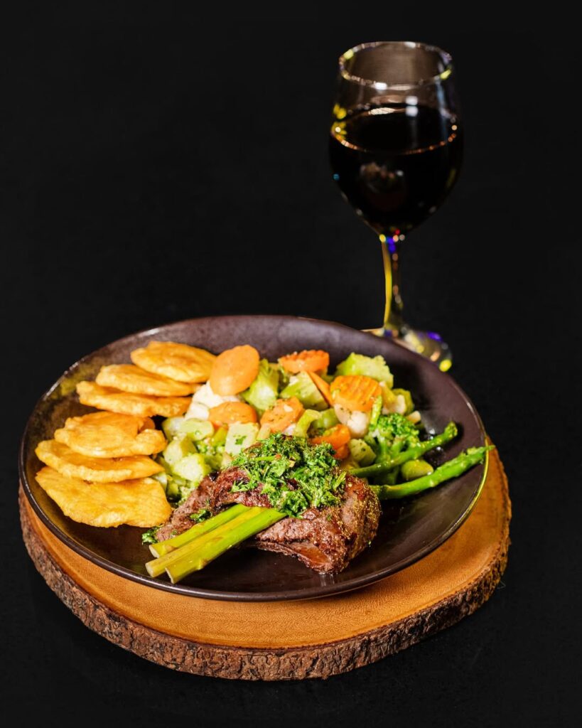 Churrasco con tostones y copa de vino en Areíto