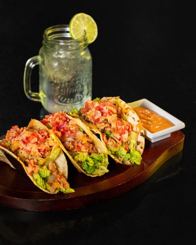 Tacos con bebida en Areíto Bar & Restaurant