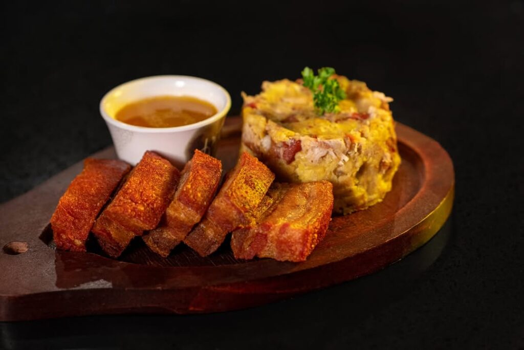 Chicharrón con mofongo y salsa en Areíto