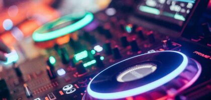 Consola de DJ iluminada en una noche de fiesta en Areíto