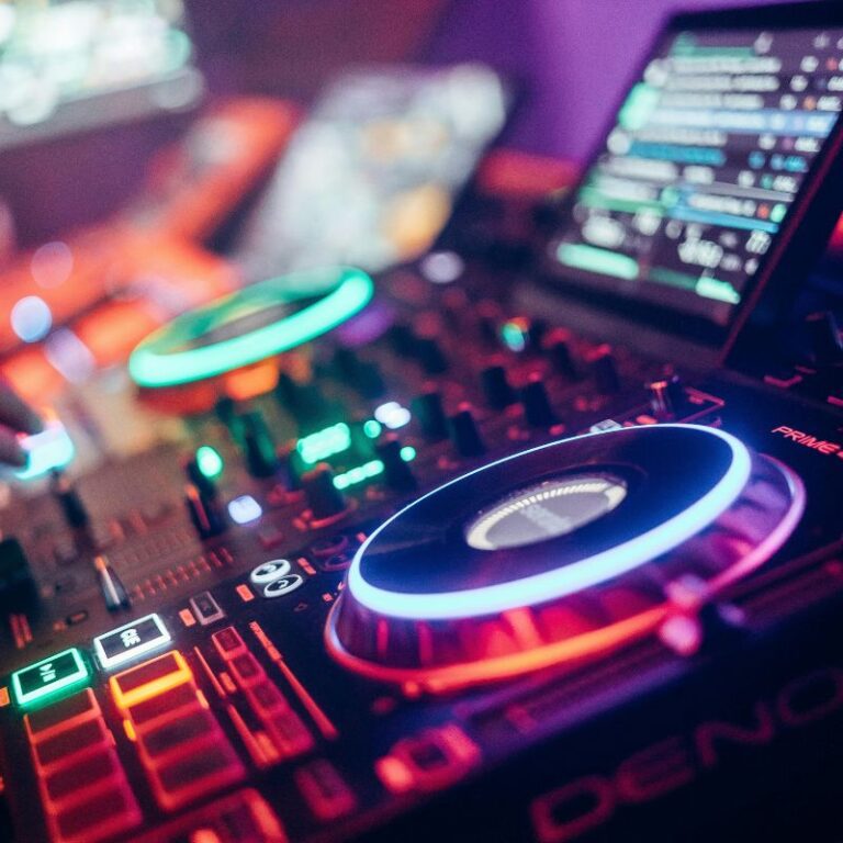 Cómo promocionar un bar: 8 ideas de noches temáticas que la gente recuerda