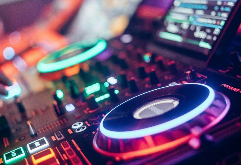 Consola de DJ iluminada en una noche de fiesta en Areíto