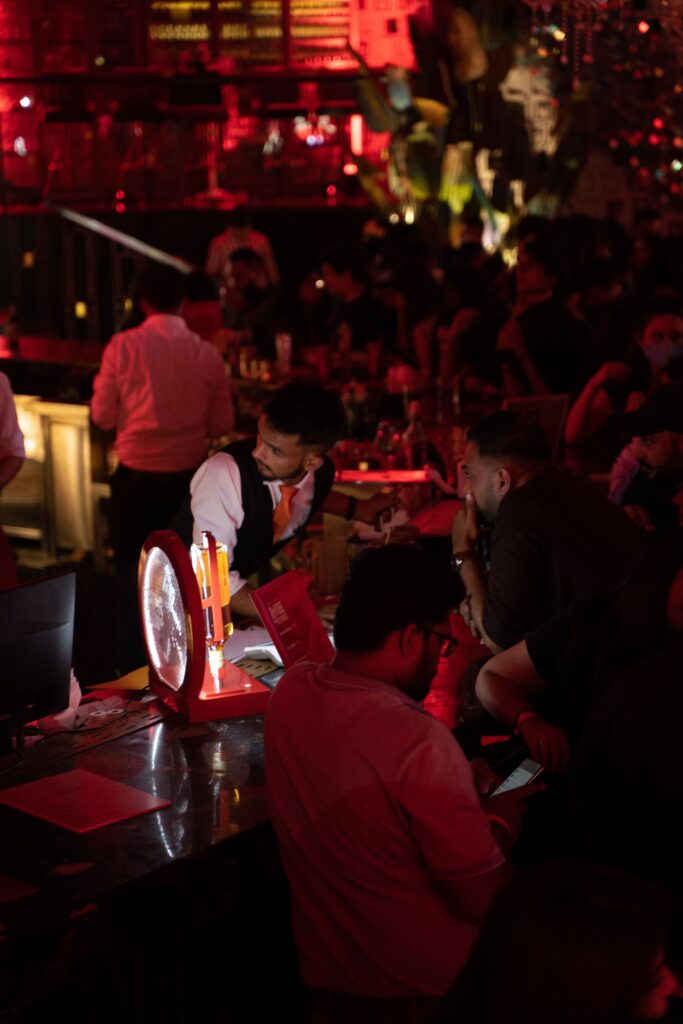 Bar lleno de gente disfrutando una noche de fiesta