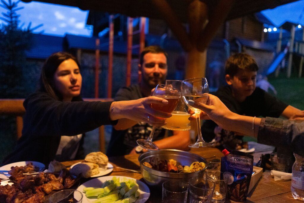Grupo de amigos brindando durante una cena de celebración