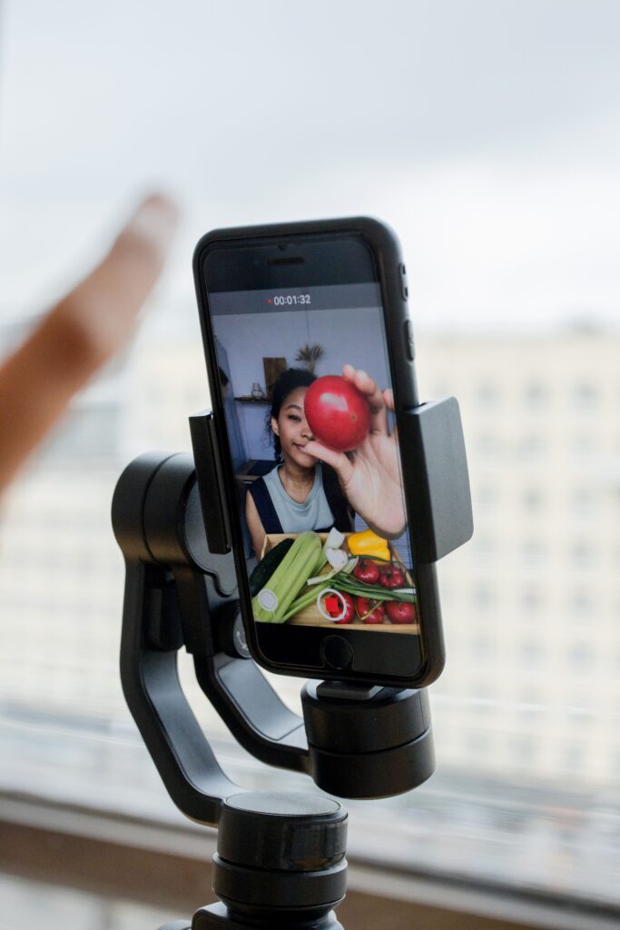 Celular en estabilizador grabando contenido de comida para redes sociales